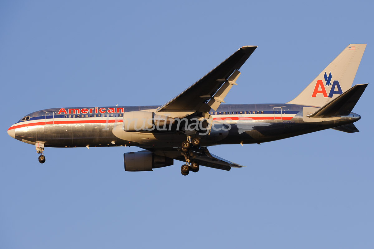 Boeing 767-223/ER N322AA (cn 22323/140)